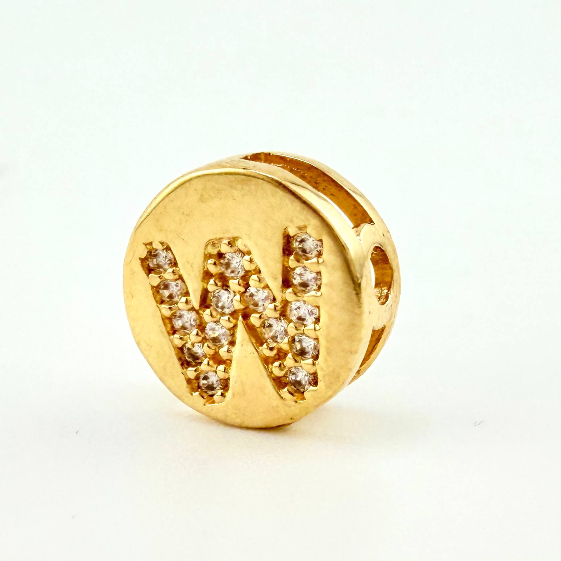 Dije Herraje Letra W 1.4gr / 1cm / Oro Amarillo 18K