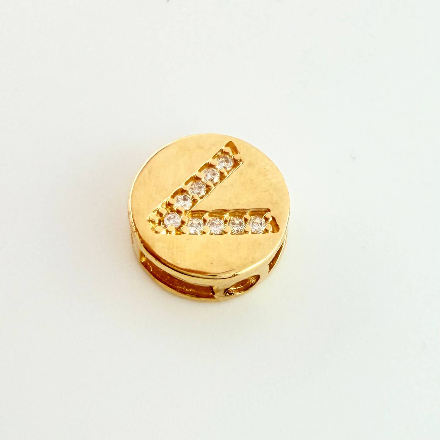 Dije Herraje Letra V 1.4gr / 1cm / Oro Amarillo 18K