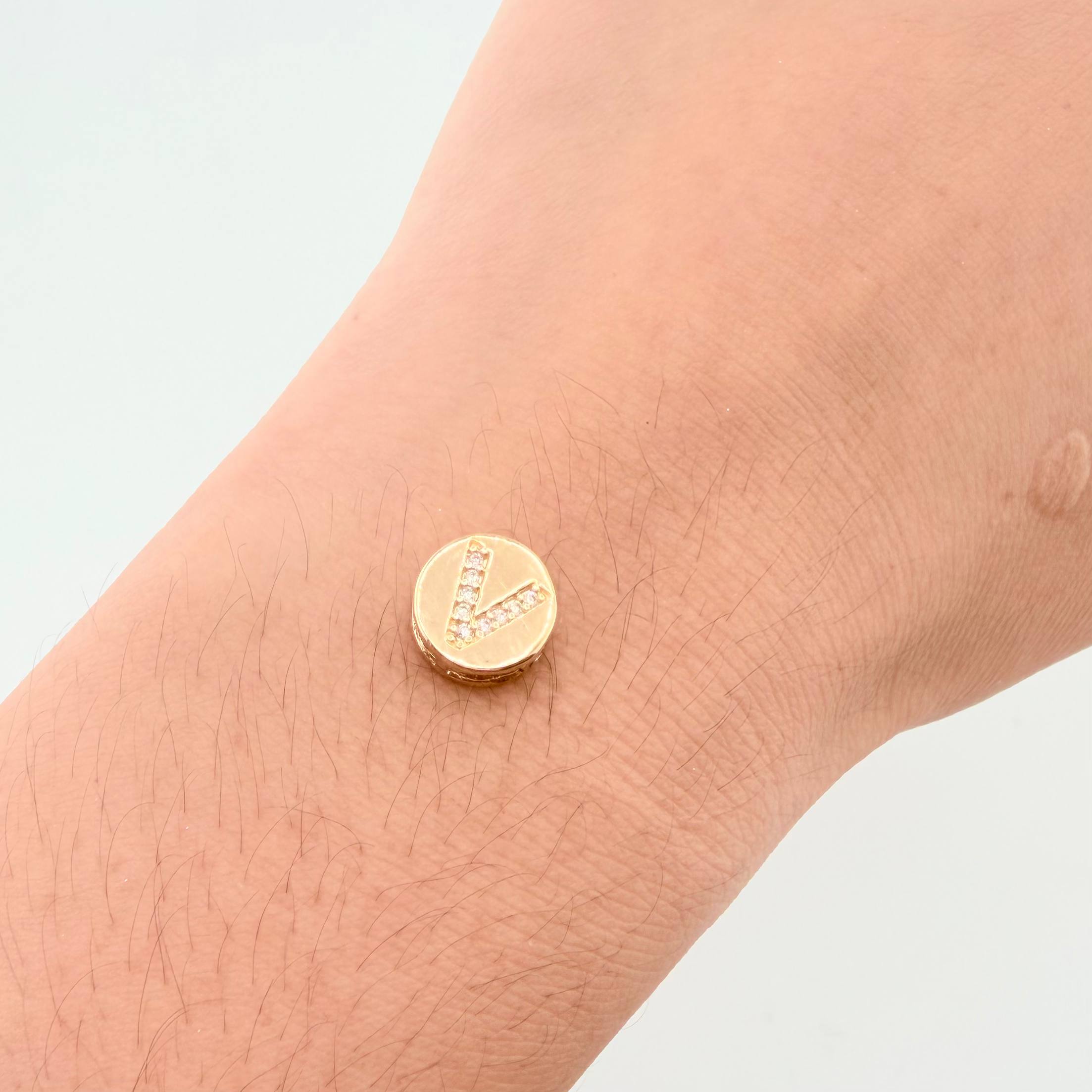 Dije Herraje Letra V 1.45gr / 1cm / Oro Amarillo 18K ©