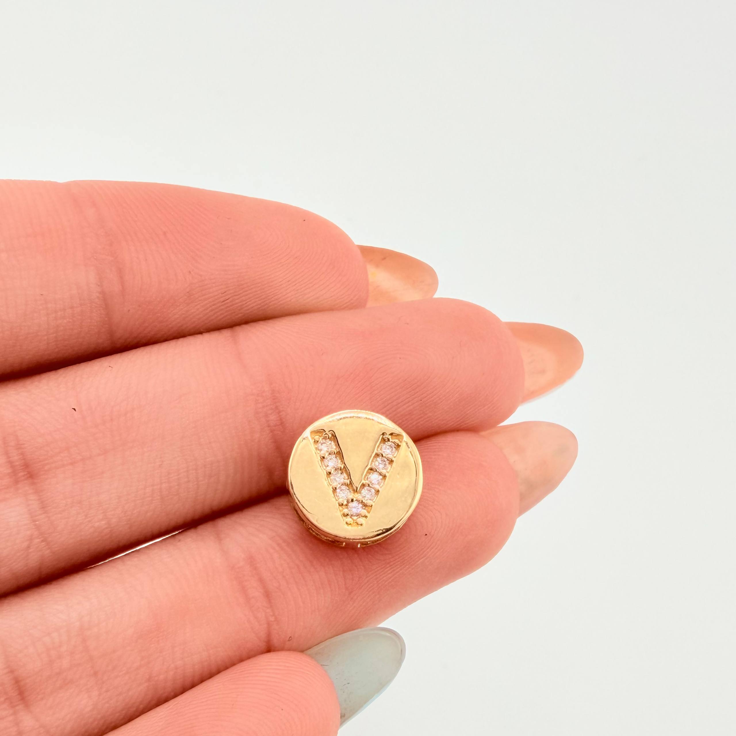 Dije Herraje Letra V 1.4gr / 1cm / Oro Amarillo 18K