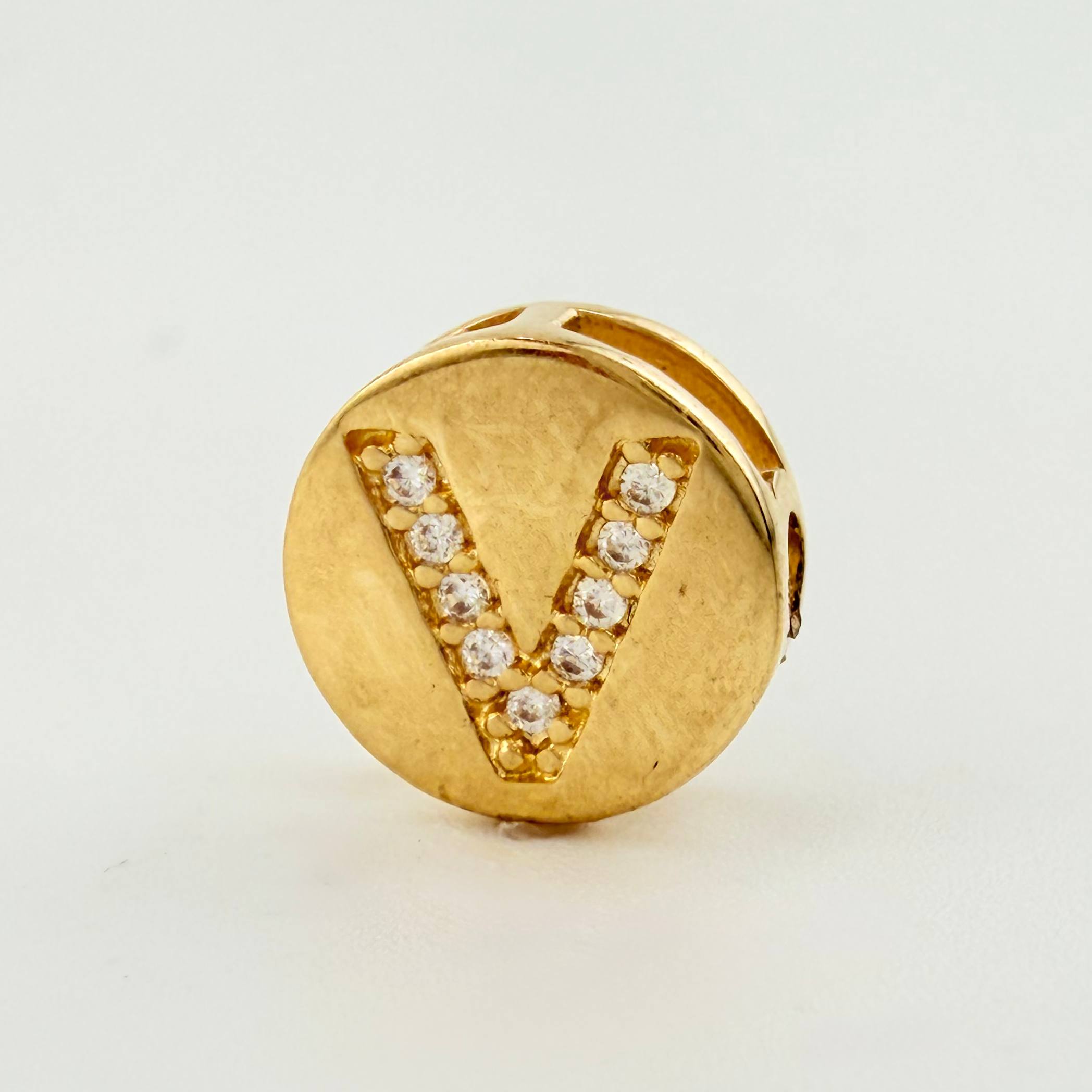 Dije Herraje Letra V 1.35gr / 1cm / Oro Amarillo 18K *
