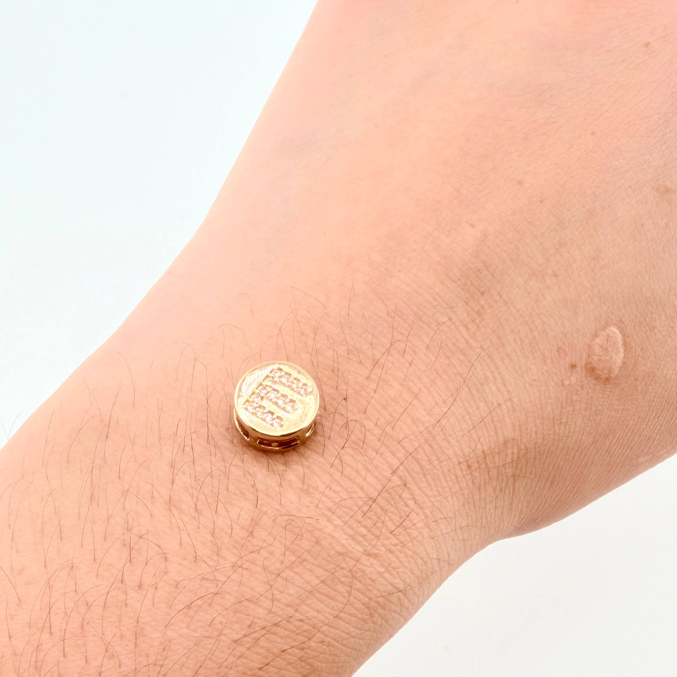 Dije Herraje Letra E 1.3gr / 1cm / Oro Amarillo 18K