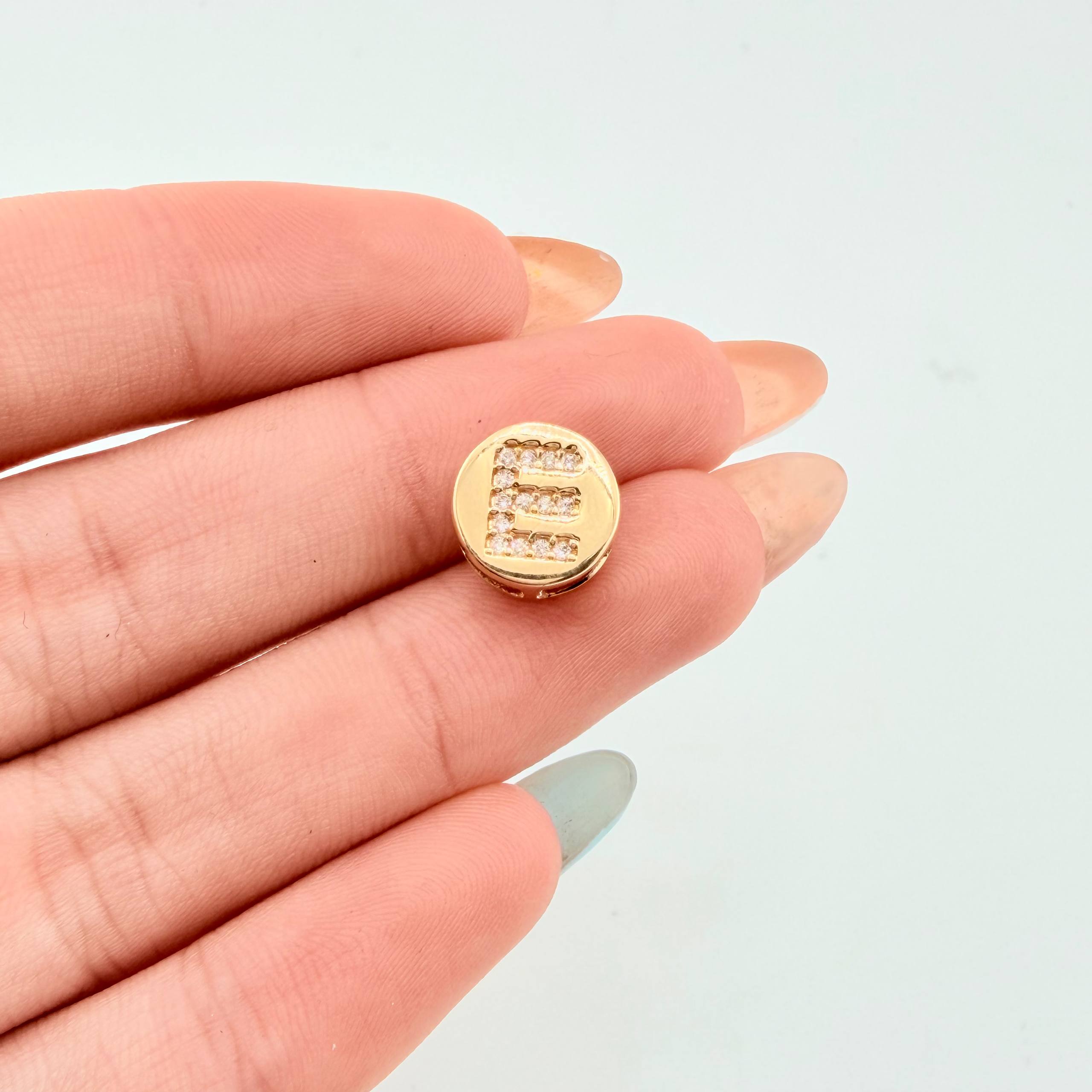 Dije Herraje Letra E 1.3gr / 1cm / Oro Amarillo 18K