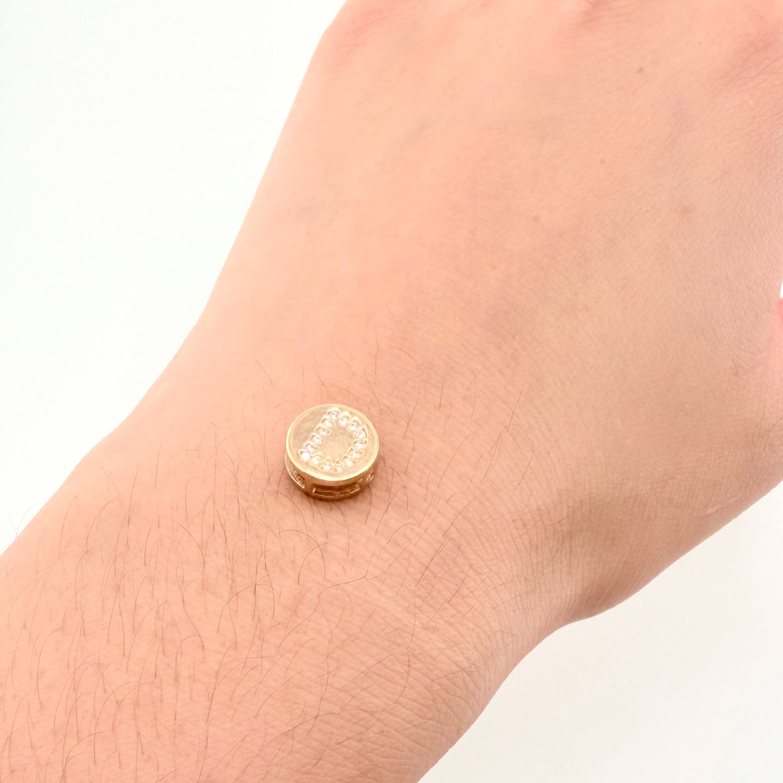 Dije Herraje Letra D 1.3gr / 1cm / Oro Amarillo 18K