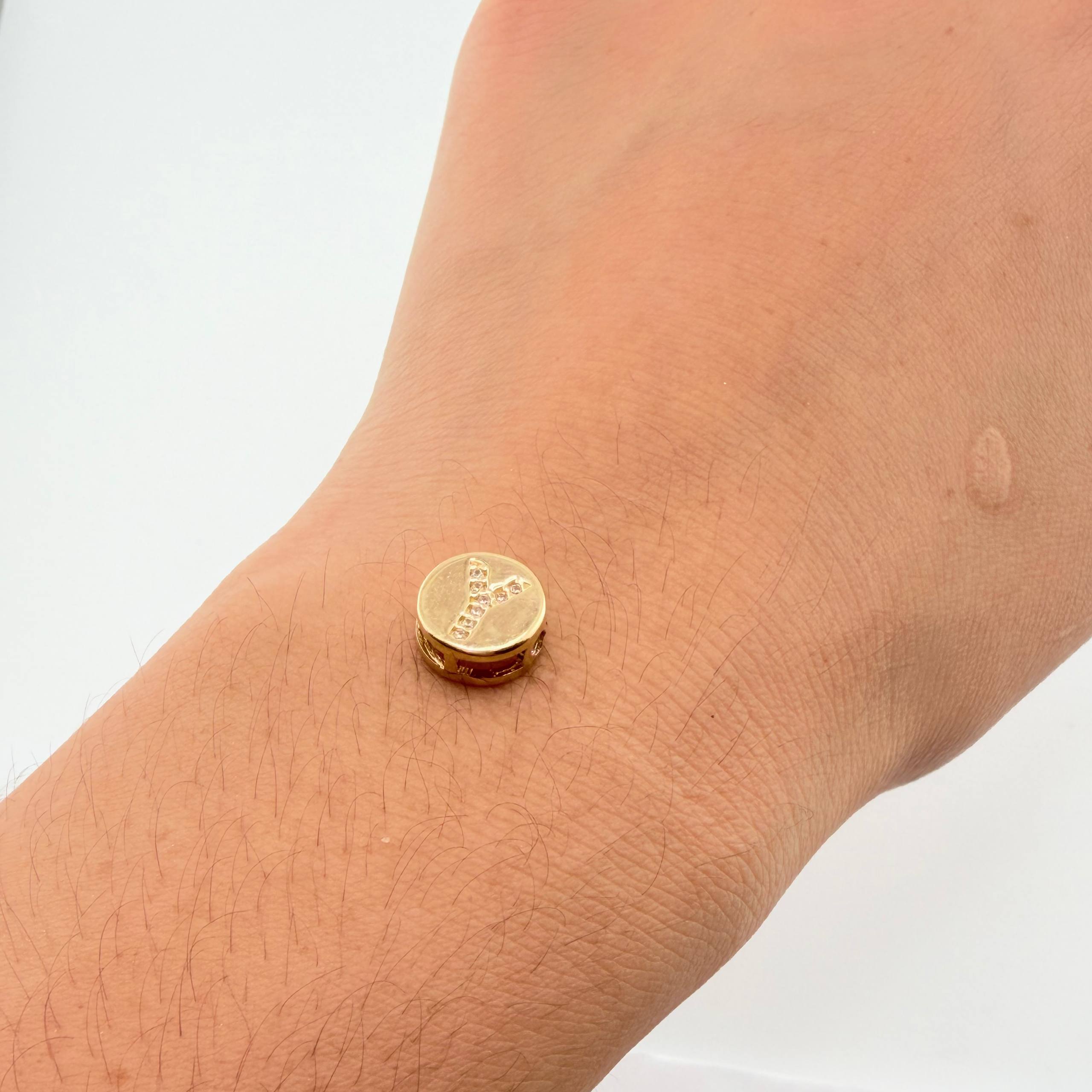 Dije Herraje Letra Y 1.5gr / 1cm / Oro Amarillo 18K ©