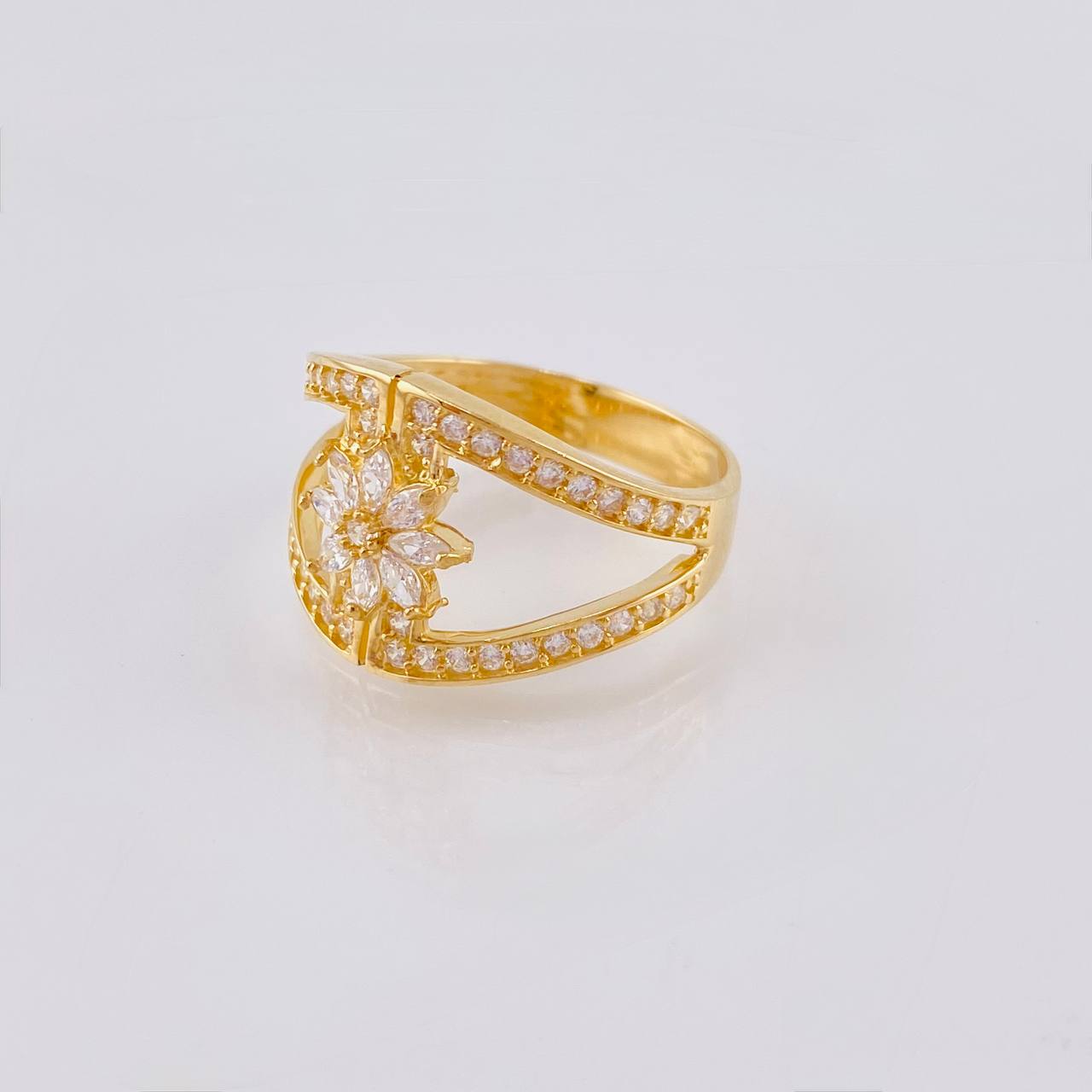 Anillo Estrella De Rombos Convergentes 3.7 g / T7 1/4 Oro Amarillo 18K