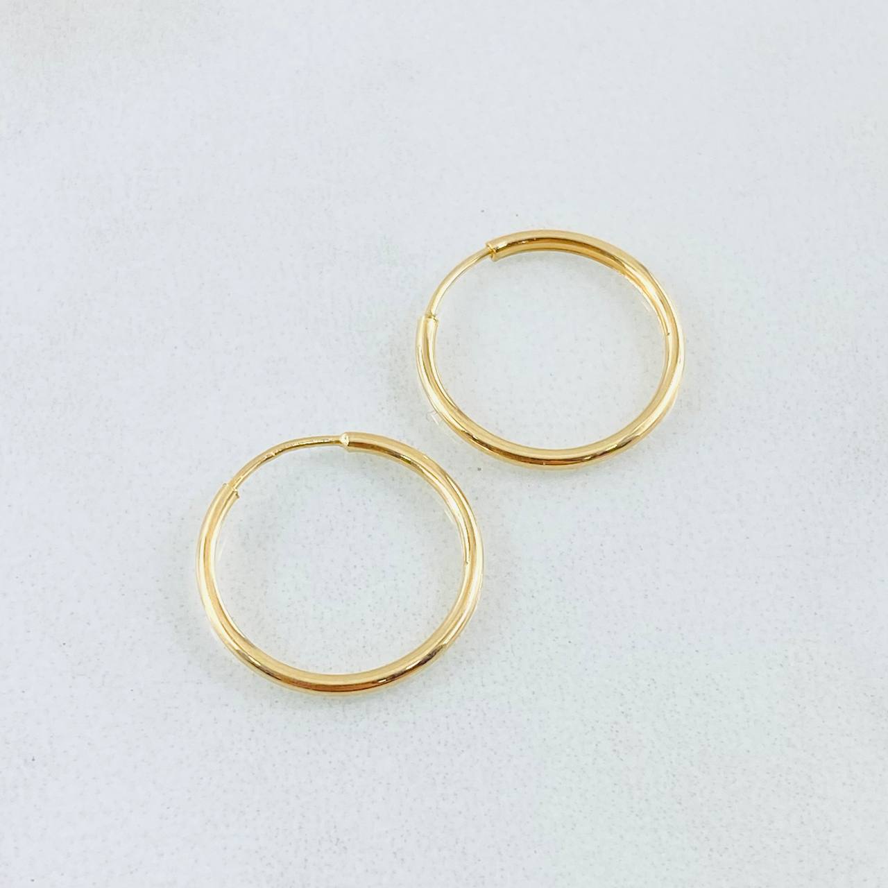 Candongas Aro Liso 0.6gr / 1.4cm / Oro Amarillo 18K ©