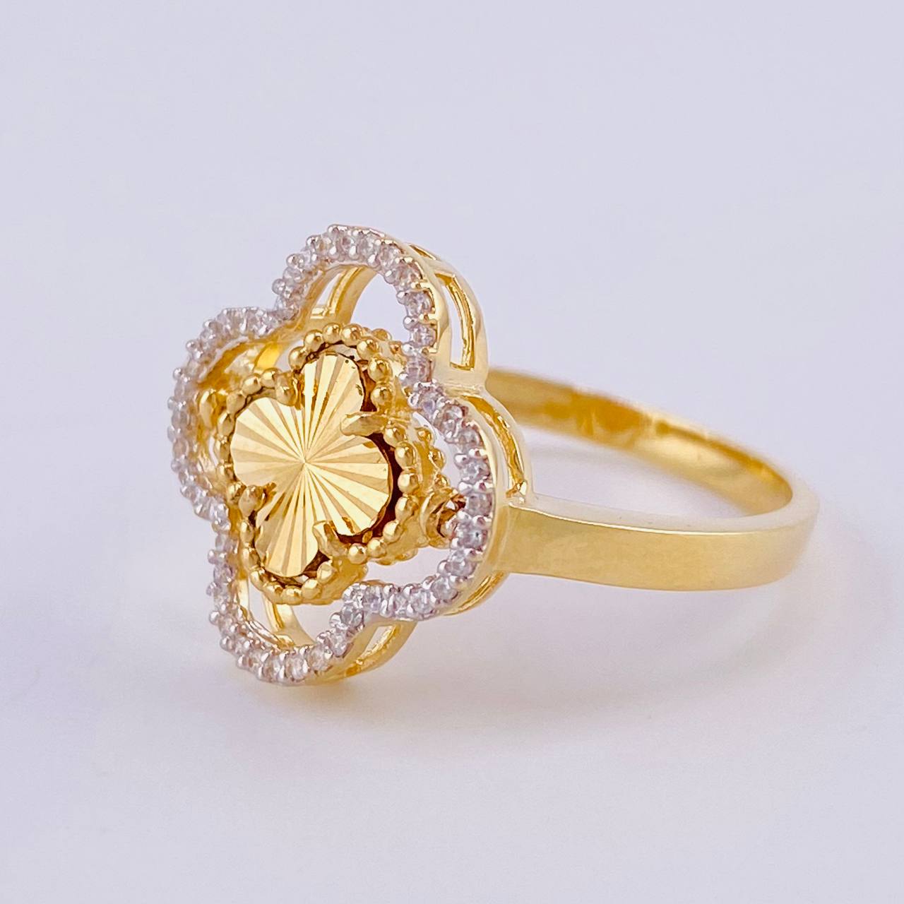 Anillo Trebol Diamantado Rotatorio 3.8 g / T7 1/2 Tres Oros 18K