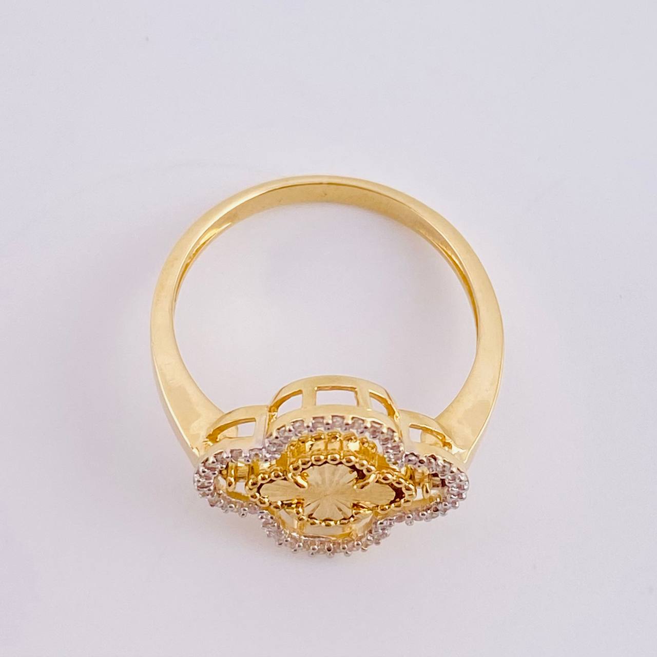 Anillo Trebol Diamantado Rotatorio 3.8 g / T7 1/2 Tres Oros 18K