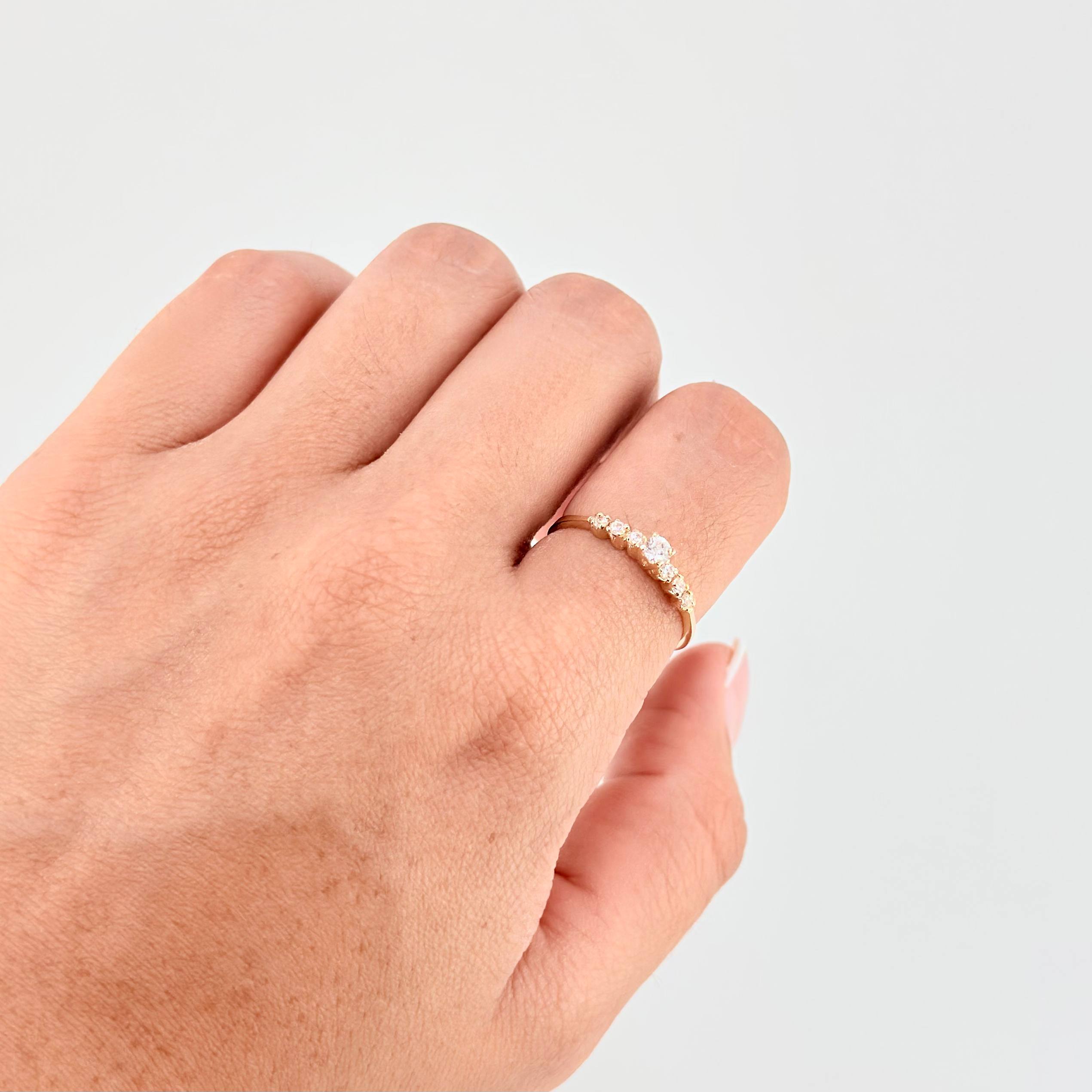 Anillo Solitario Destellante 1.7 g / T7 1/2 Oro Amarillo 18K