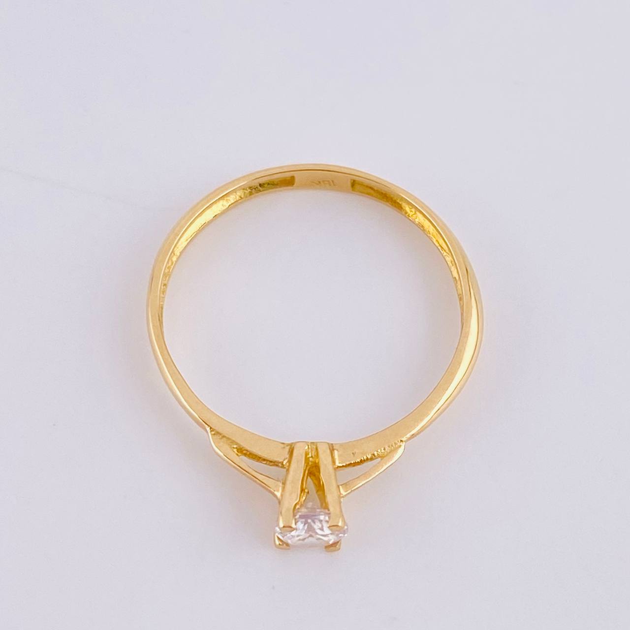 Anillo Solitario 1.6 g / T7 Oro Amarillo 18K