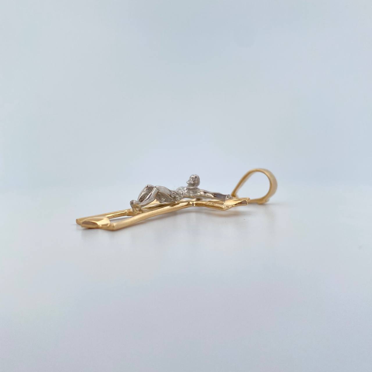 Dije Cruz Cristo 8.4gr / 27.9cm / 7mm Dos Oros Amarillo Blanco 18K $