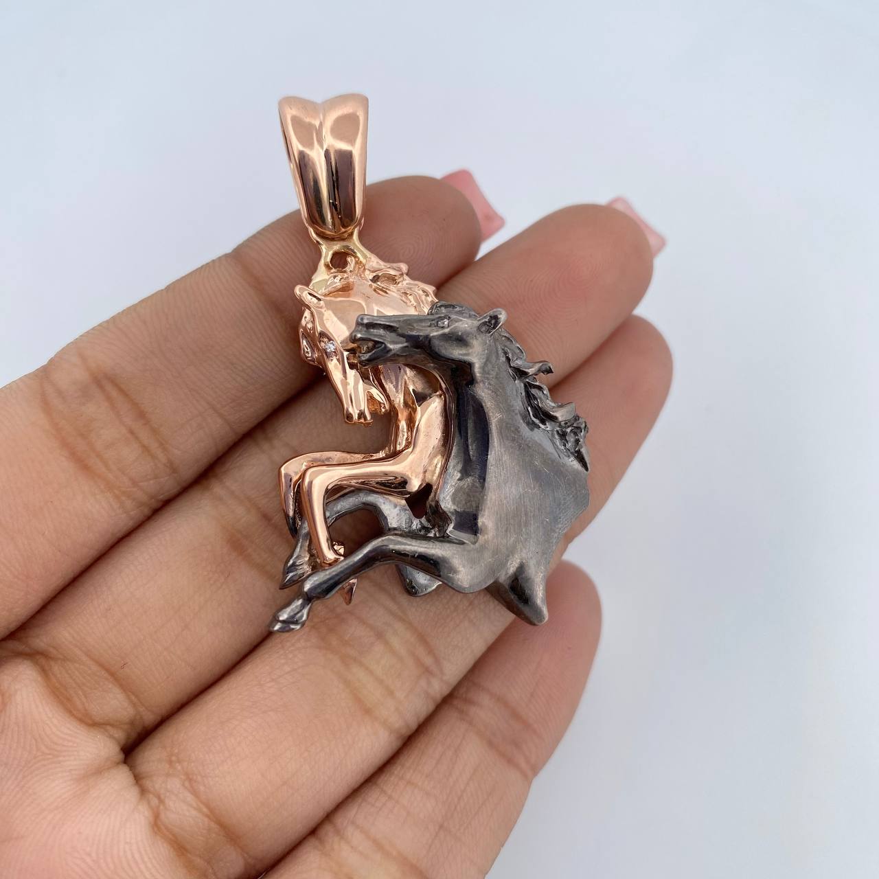 Dije Caballos 22.55gr / 5.2cm / Dos Oros Negro Rosa 18K $