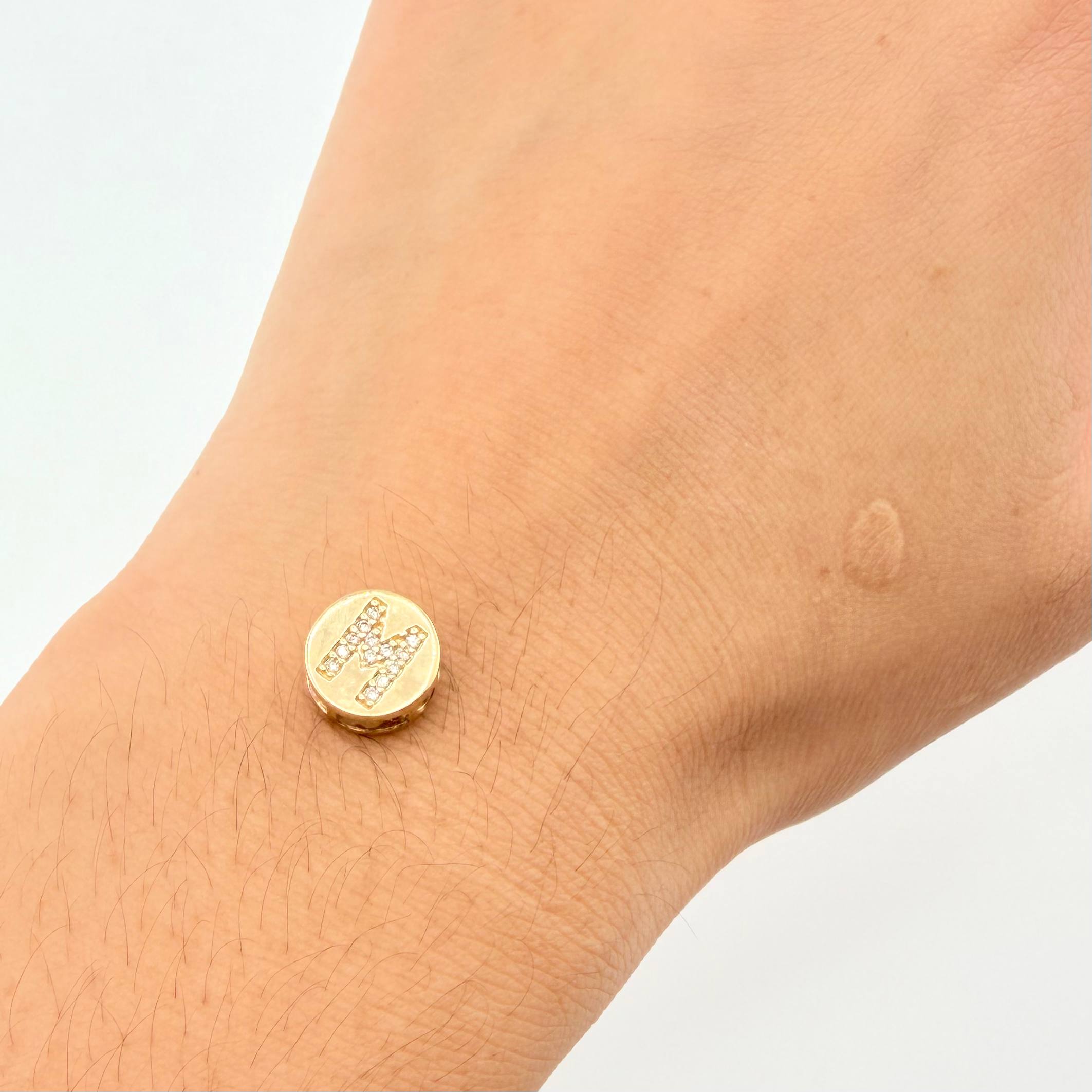 Dije Herraje Letra M 1.3gr / 1cm / Oro Amarillo 18K