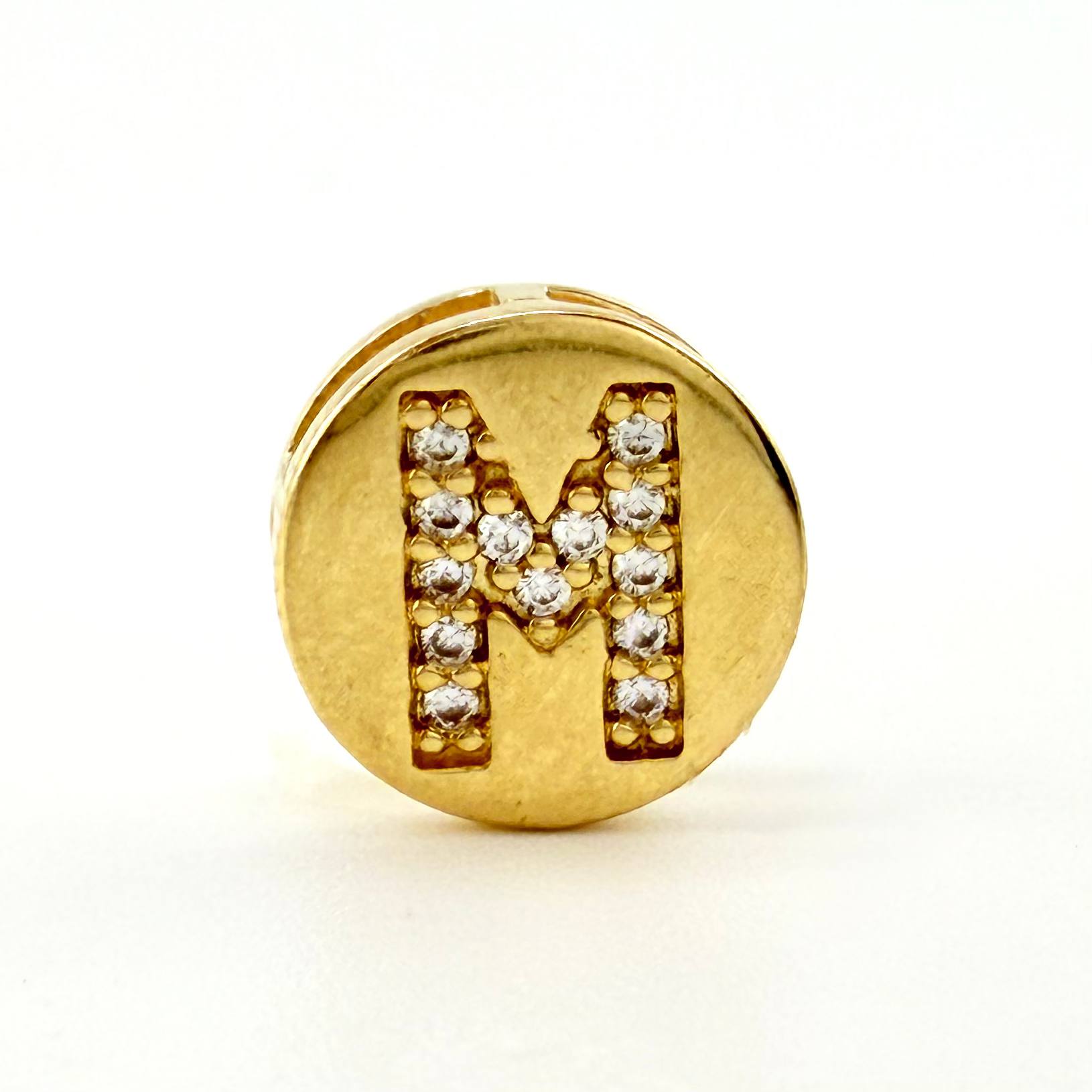 Dije Herraje Letra M 1.3gr / 1cm / Oro Amarillo 18K