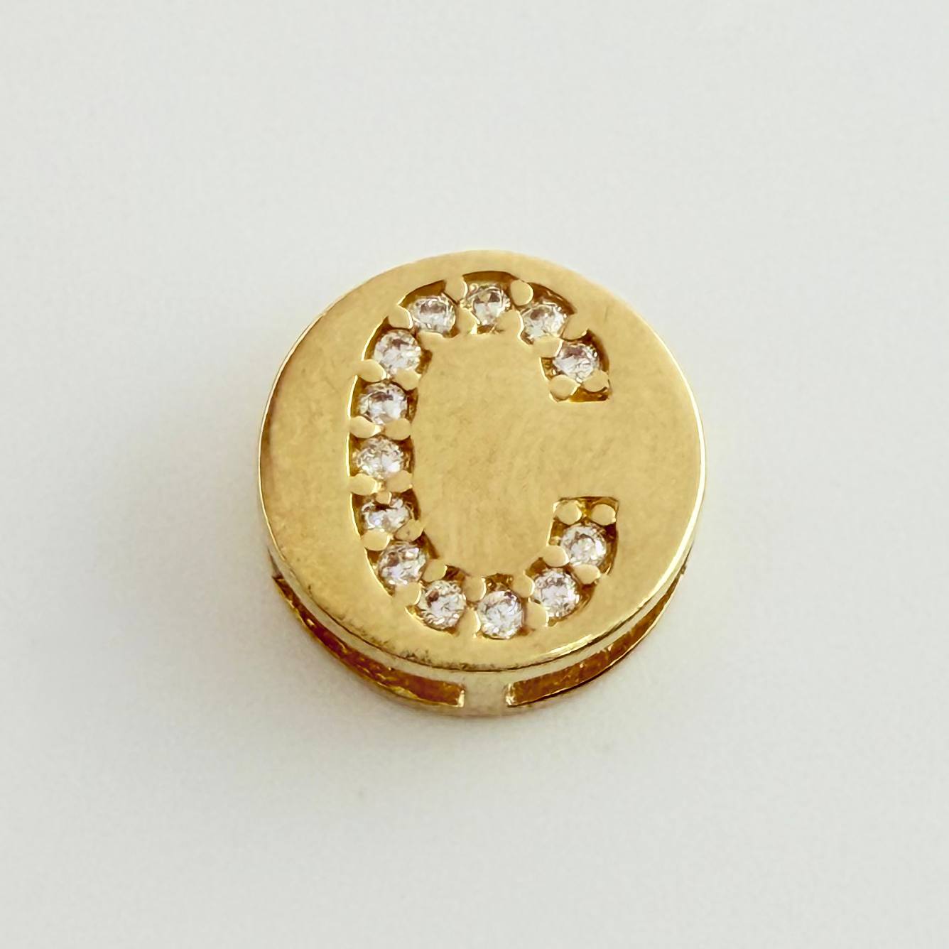 Dije Herraje Letra C 1.3gr / 1cm / Oro Amarillo 18K
