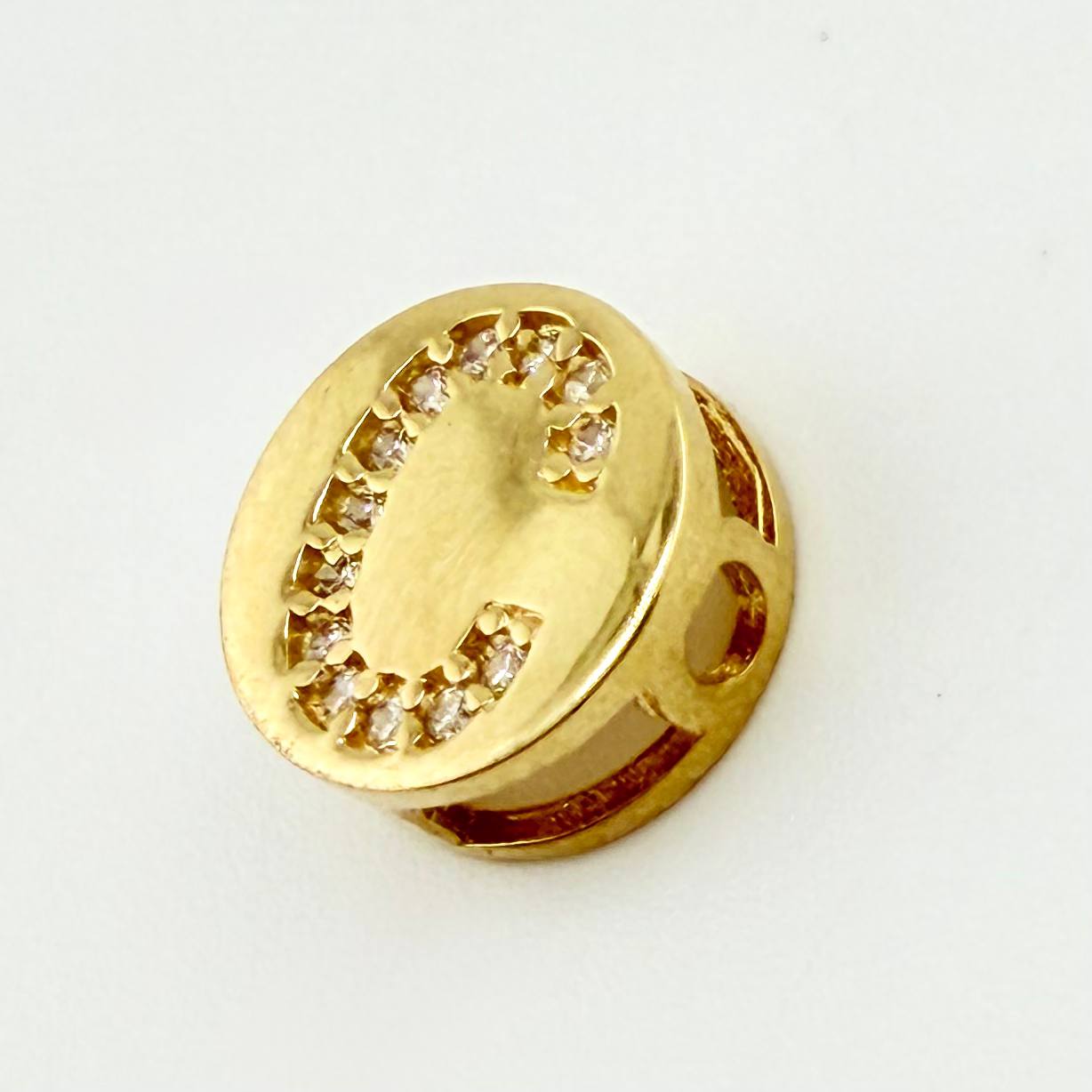 Dije Herraje Letra C 1.3gr / 1cm / Oro Amarillo 18K *