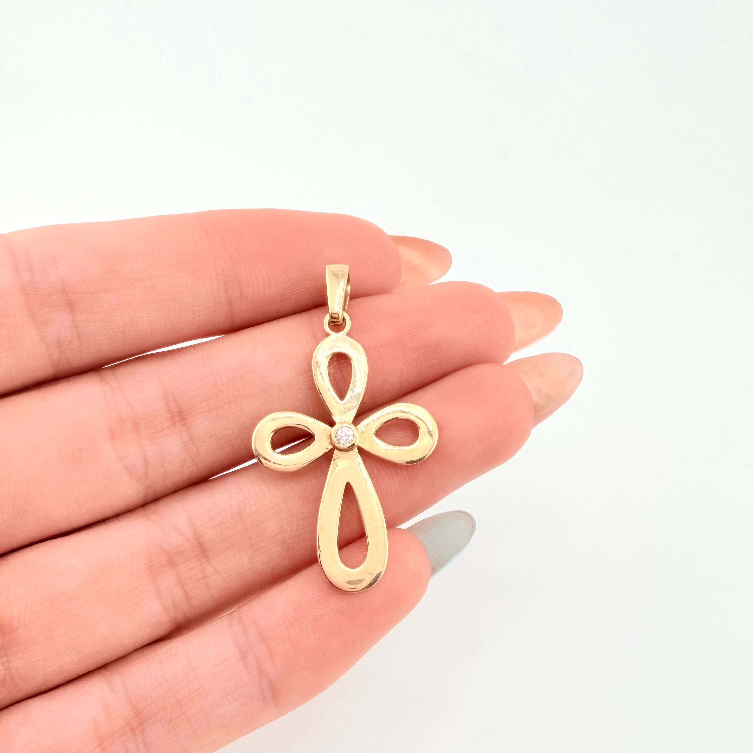 Dije Cruz Floreada 2.7gr / 3.5cm / Oro Amarillo 18K *