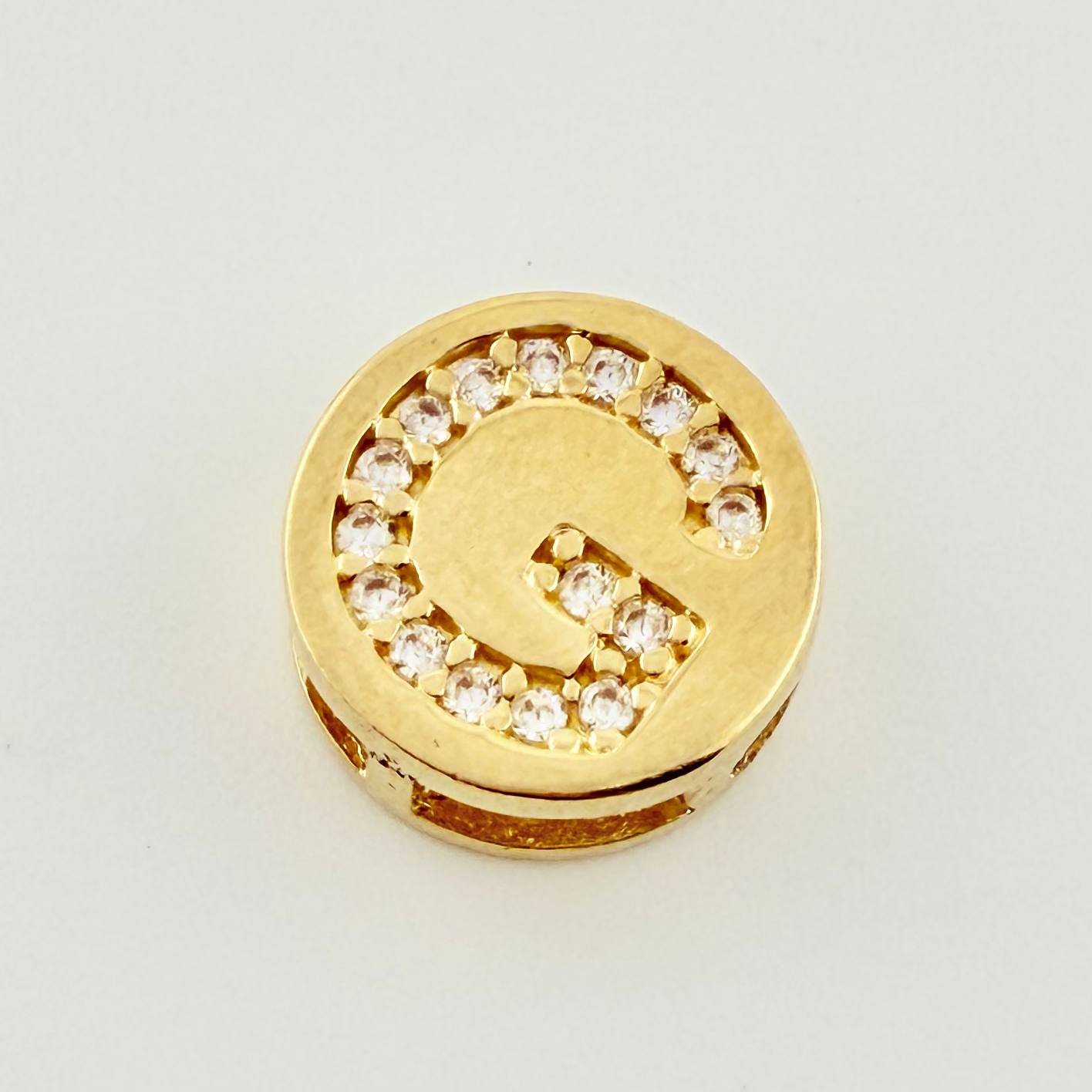 Dije Herraje Letra G 1.35gr / 1cm / Oro Amarillo 18K ©