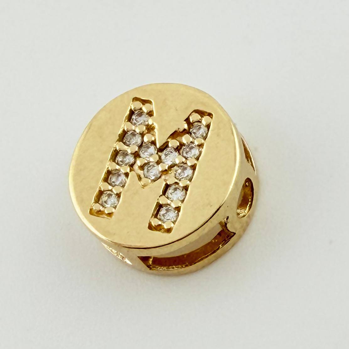 Dije Herraje Letra M 1.3gr / 1cm / Oro Amarillo 18K