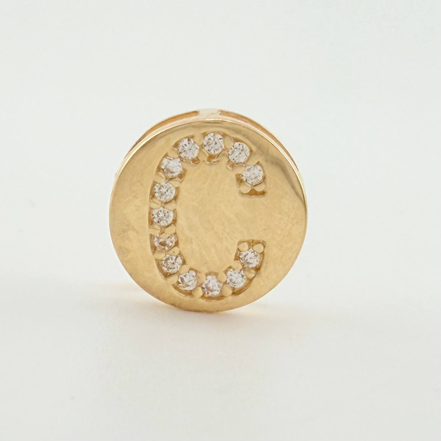 Dije Herraje Letra C 1.3gr / 1cm / Oro Amarillo 18K *