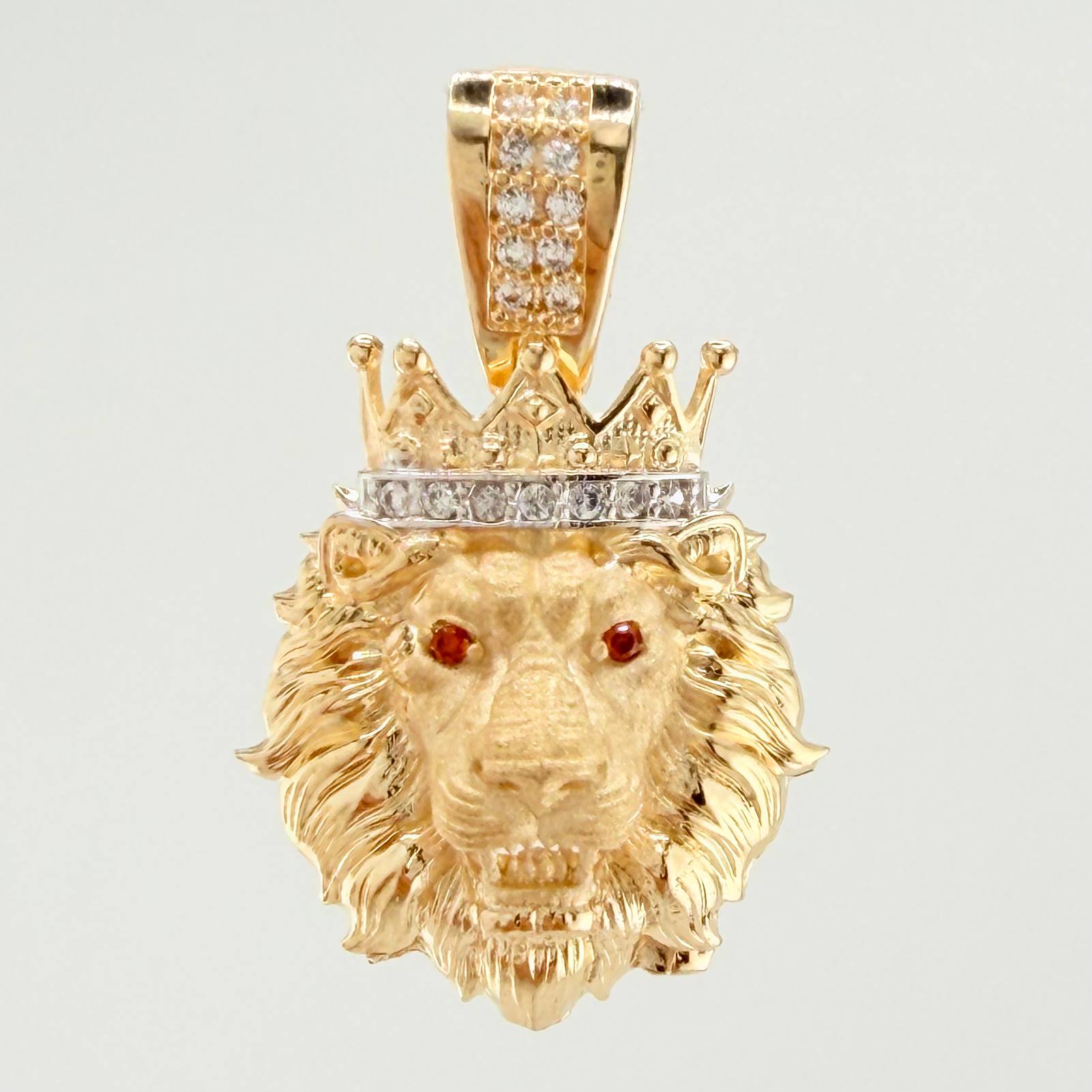Dije León Corona 3.55gr / 2.7cm / Dos Oros Amarillo Blanco 18K *
