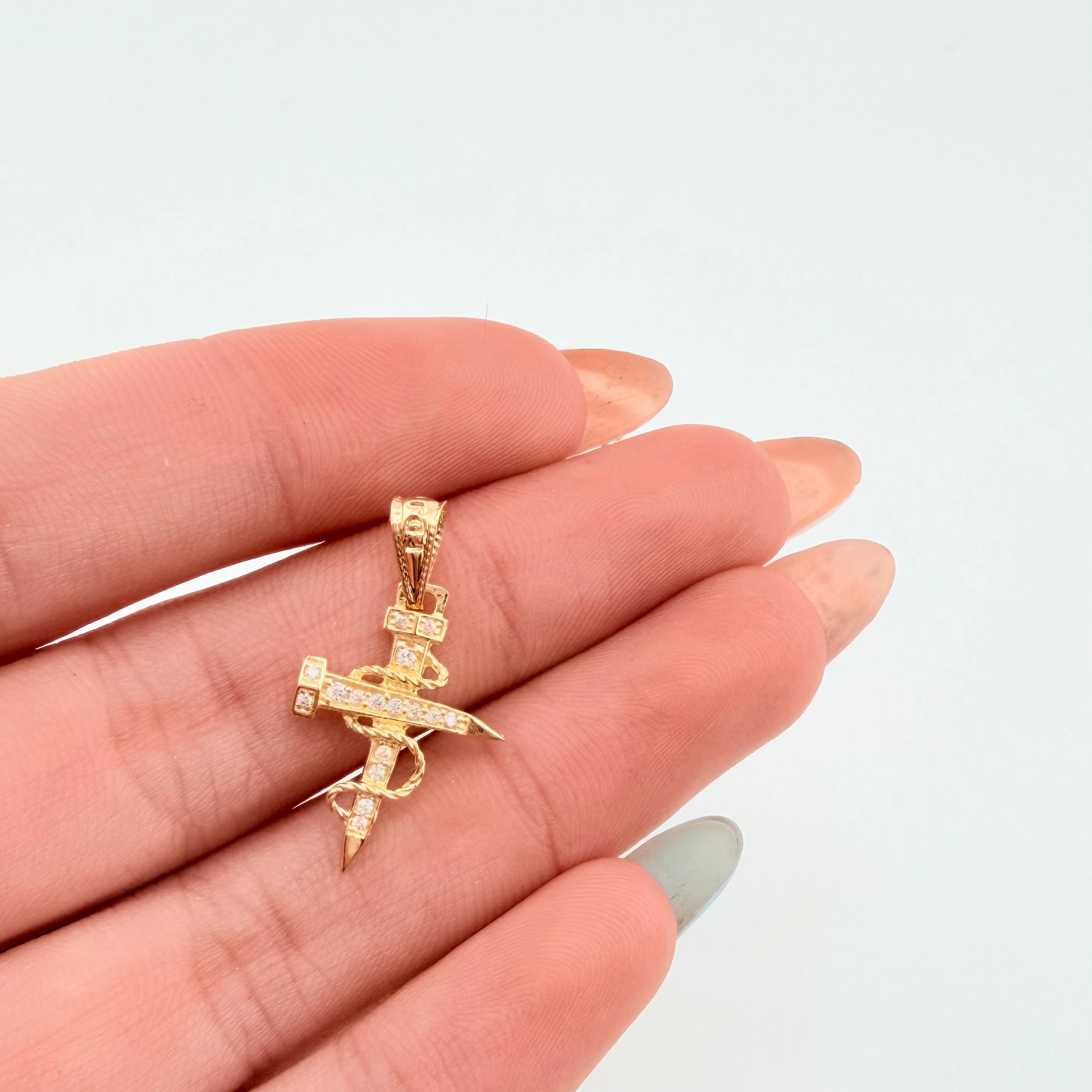 Dije Cruz Clavo 0.95gr / 2.5cm / Oro Amarillo 18K *