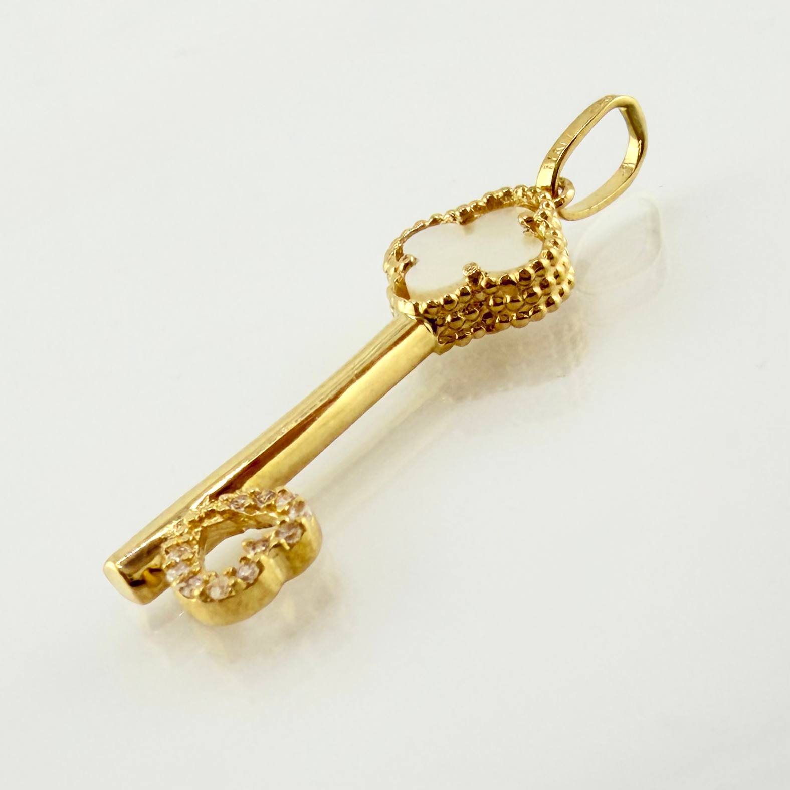 Dije Llave Trebol 2.35gr / 3.7cm / Oro Amarillo 18K ©