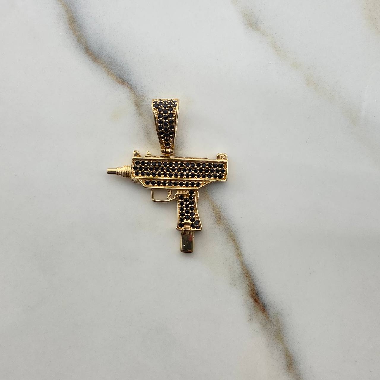 Dije Arma Mini Uzi 3.8gr / 2.6cm / Circones Negros Oro Amarillo 18K $