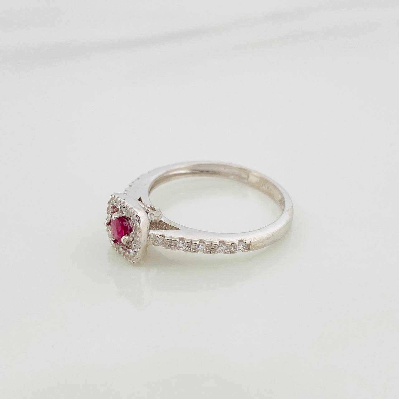 Anillo Halo Cuadrado Rubí 26 Pts 2.15 g / T6 1/2 Plata 925