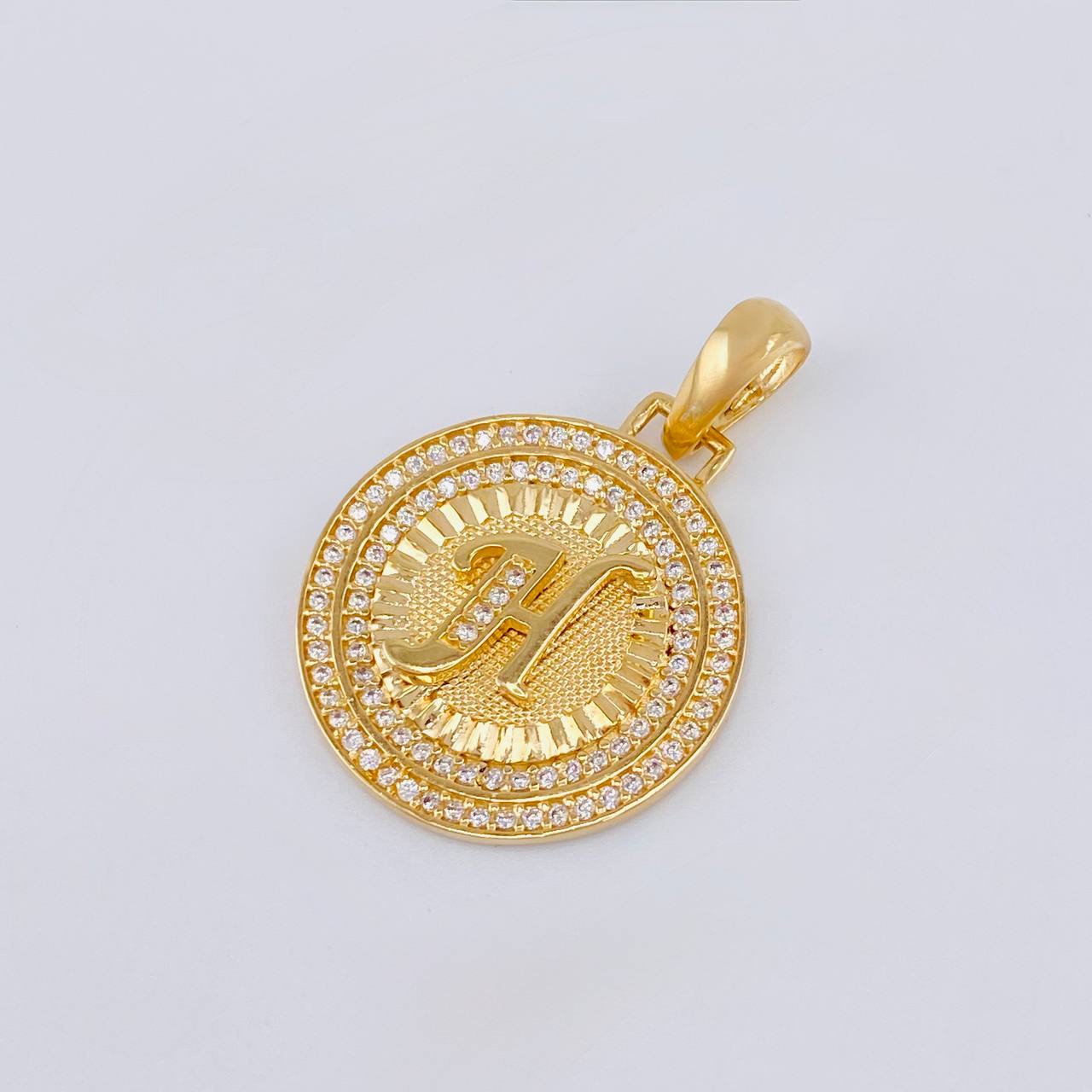 Dije Medalla Letra H 4.8g / 3.1cm Oro Amarillo 18K