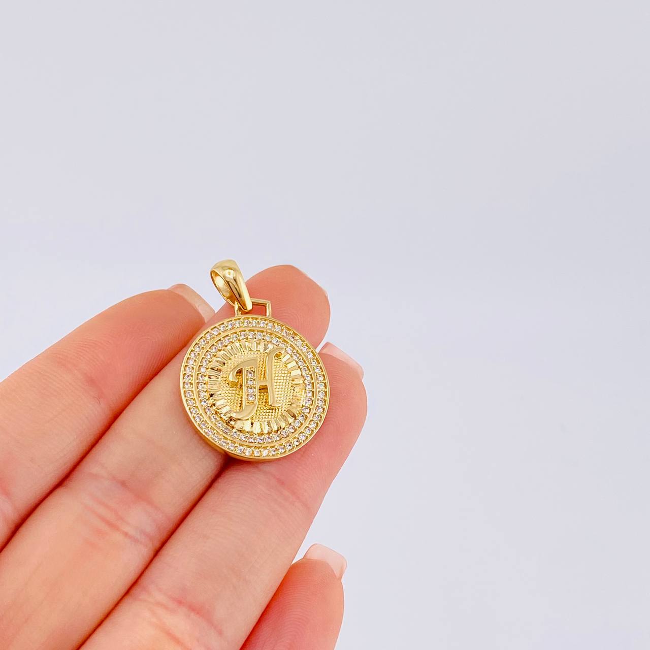 Dije Medalla Letra H 4.8g / 3.1cm Oro Amarillo 18K