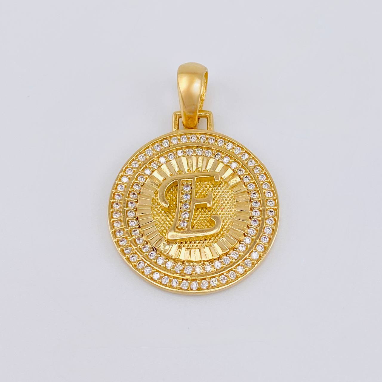 Dije Medalla Letra E 4.9g / 3.1cm Oro Amarillo 18K