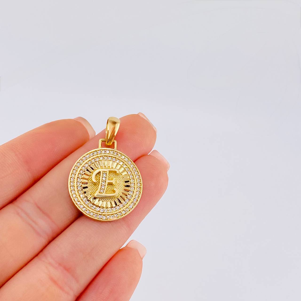 Dije Medalla Letra E 4.9g / 3.1cm Oro Amarillo 18K