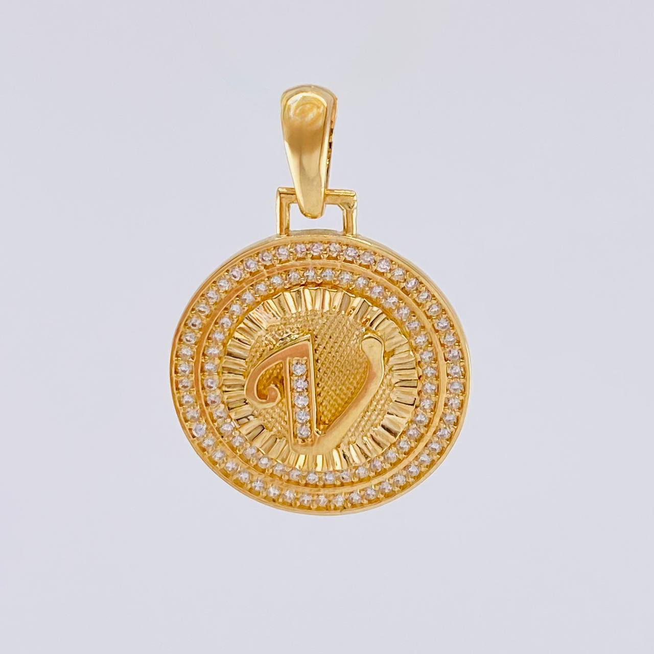 Dije Medalla Letra V 4.8g / 3.1cm Oro Amarillo 18K