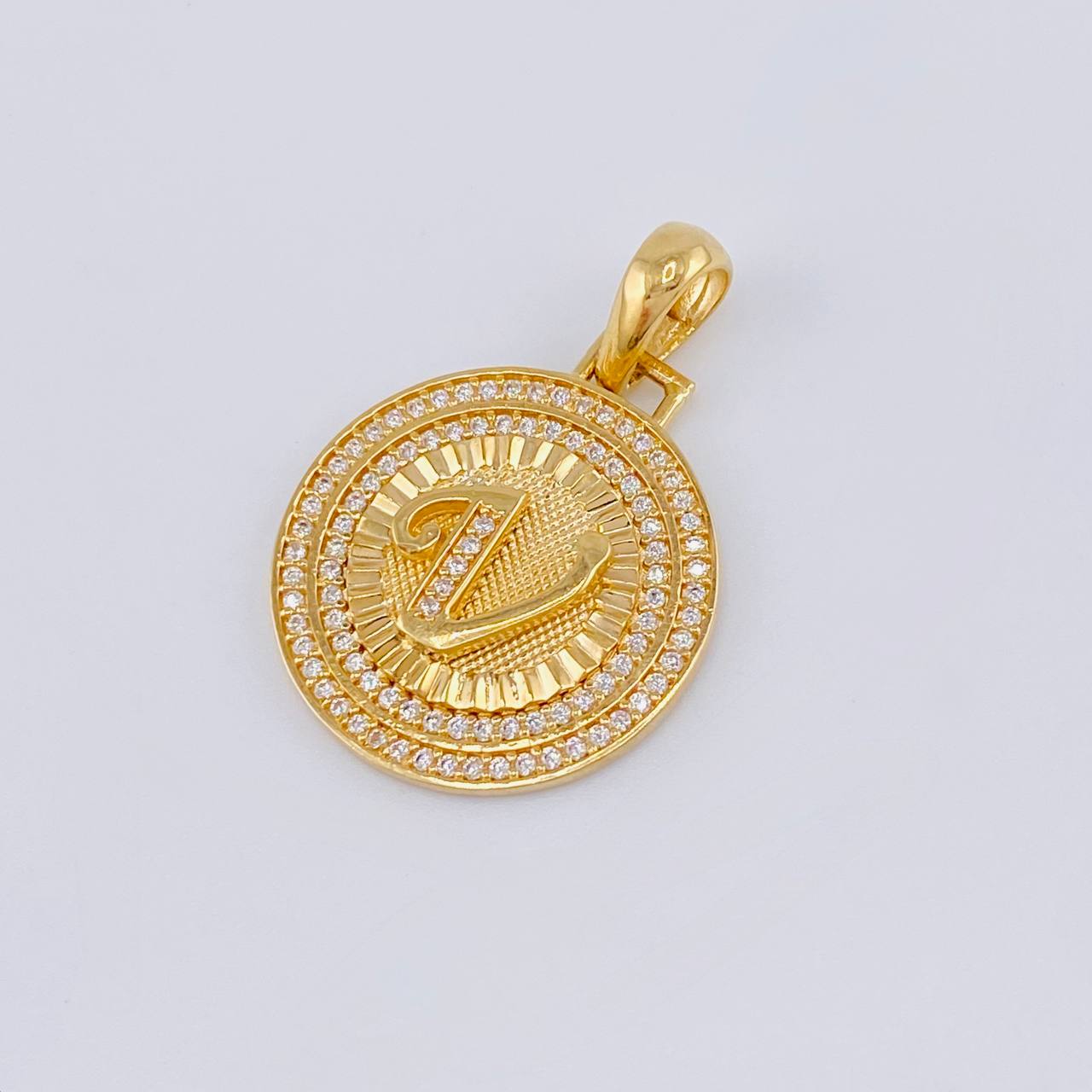 Dije Medalla Letra V 5.1g / 3.1cm Oro Amarillo 18K