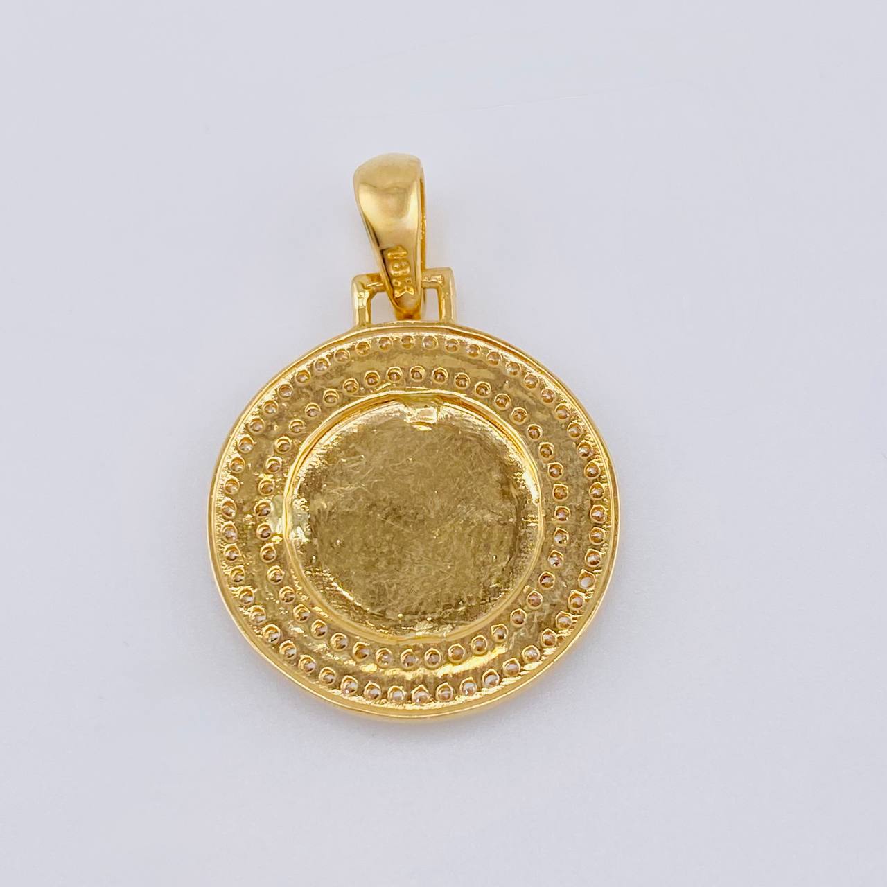 Dije Medalla Letra V 5.1g / 3.1cm Oro Amarillo 18K