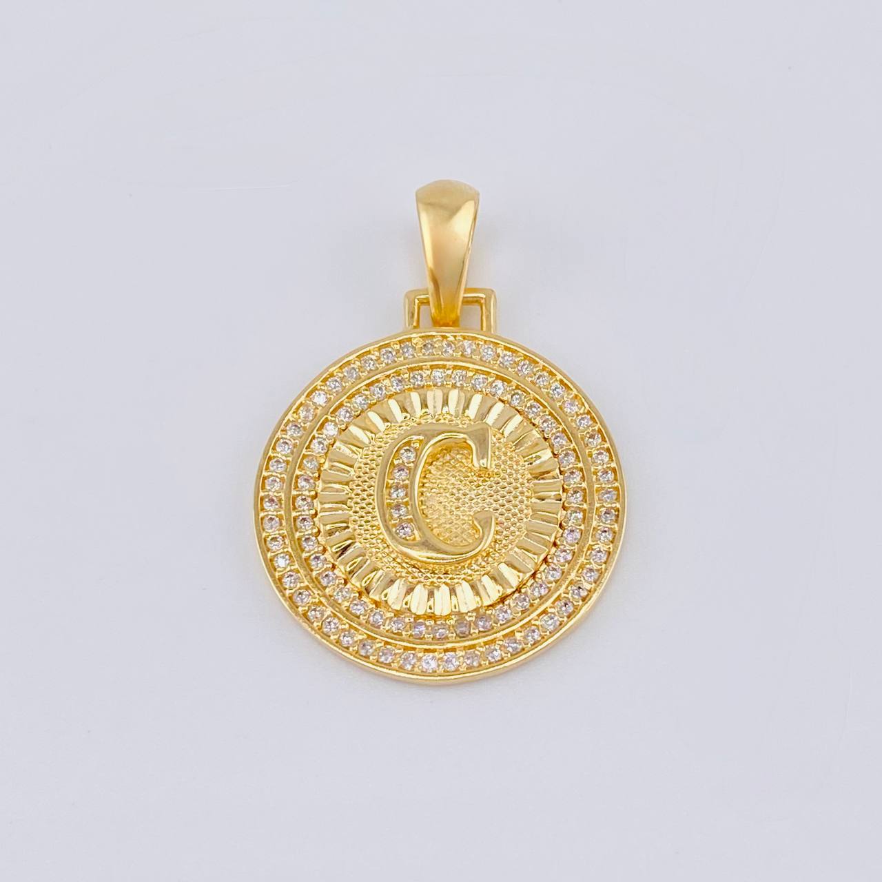 Dije Medalla Letra C 4.6g / 3.1cm Oro Amarillo 18K