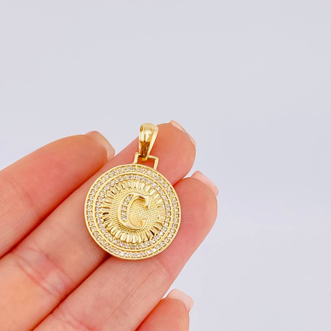 Dije Medalla Letra C 4.7 g / 3 cm Oro Amarillo 18K
