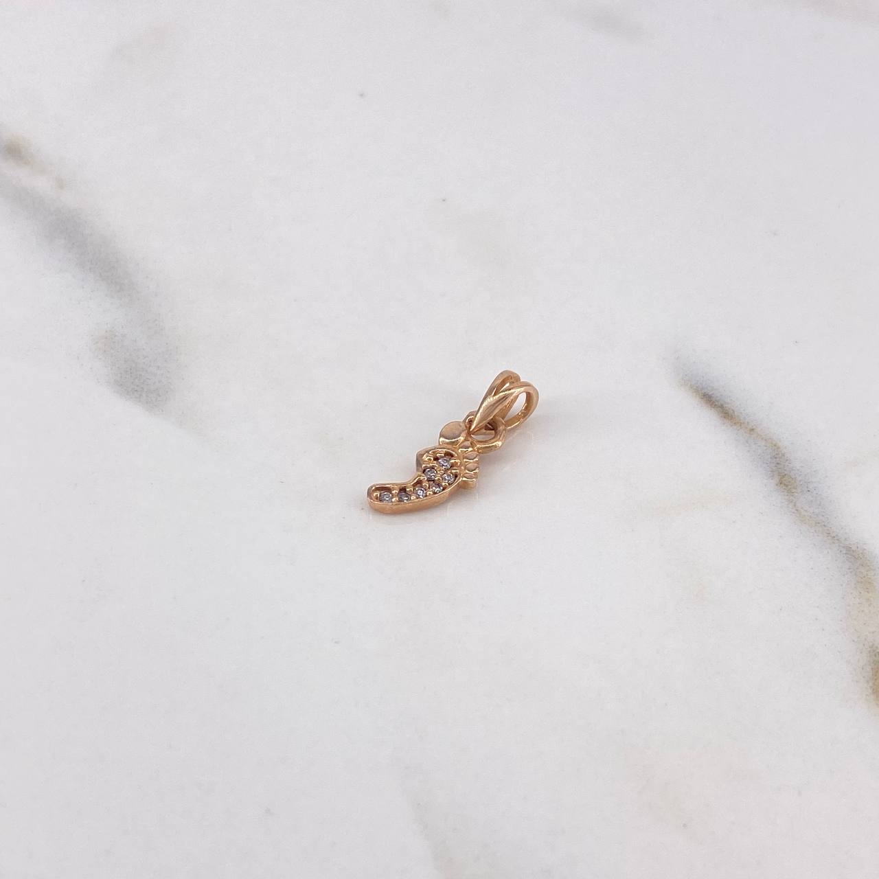 Dije Pie 0.75gr / 1.6cm / Circones Blancos Oro Rosa 18K #