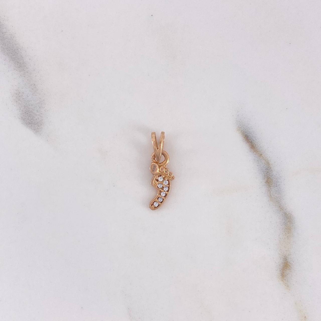 Dije Pie 0.75gr / 1.6cm / Circones Blancos Oro Rosa 18K #