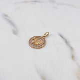 Dije Medusa 2.2gr / 2.3cm / Circones Blancos Oro Amarillo 18K $