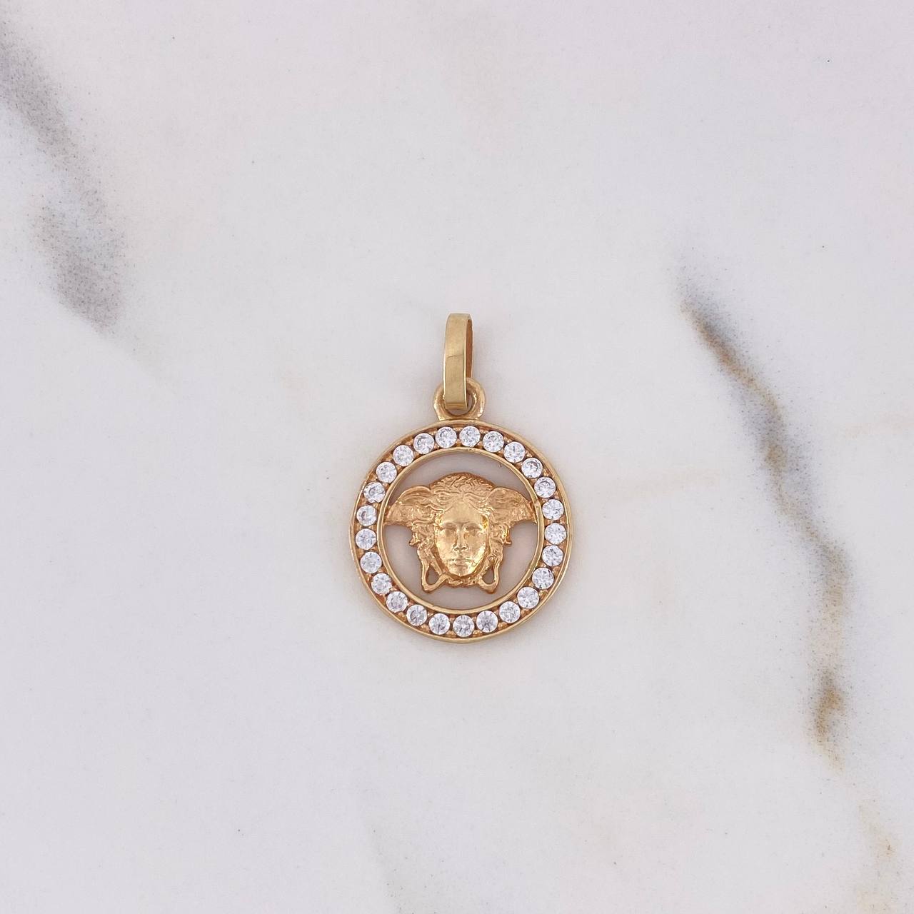 Dije Medusa 2.2gr / 2.3cm / Circones Blancos Oro Amarillo 18K $