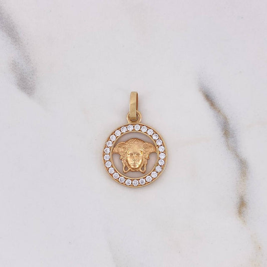 Dije Medusa 2.2gr / 2.3cm / Circones Blancos Oro Amarillo 18K $