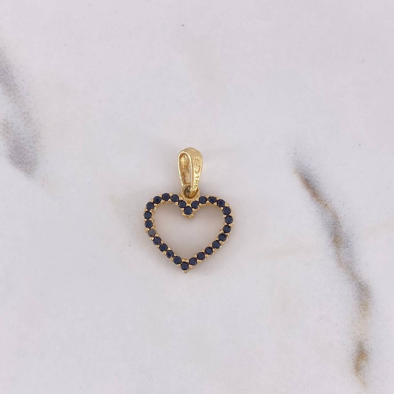 Dije Silueta Corazon 1.35gr / 1.9cm / Doble Faz Circones Negros Blancos Oro Amarillo 18K #