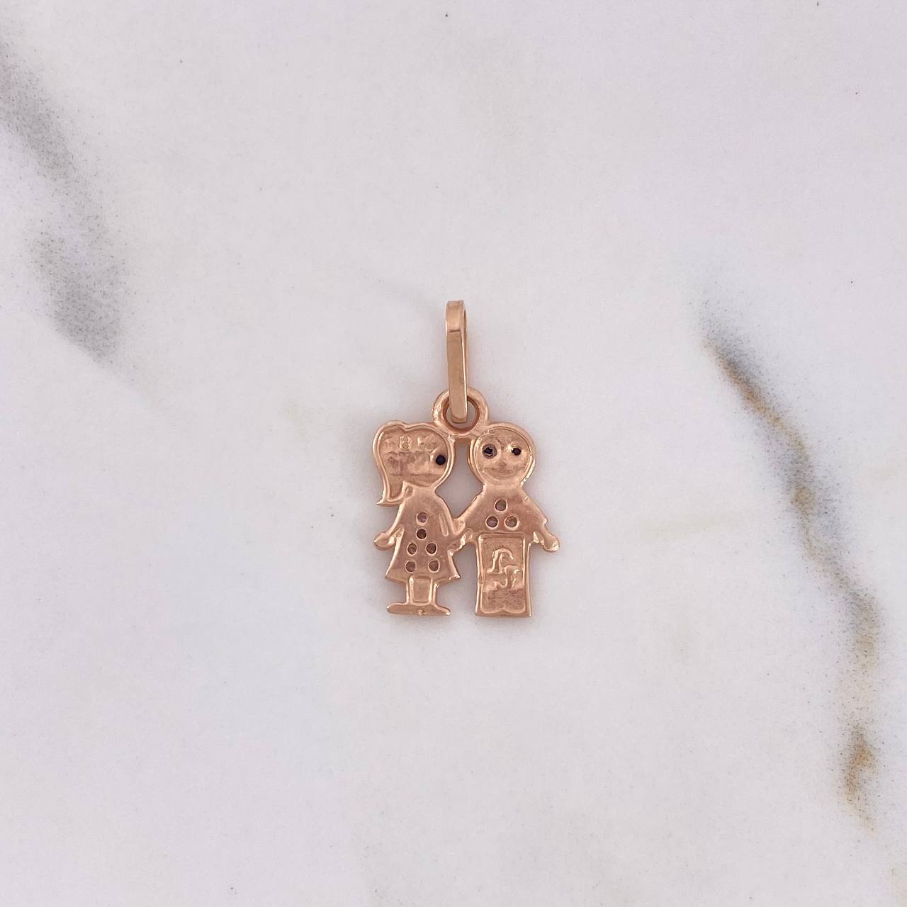 Dije Niño-Niña 1.65gr / 2.2cm / Circones Blancos Negros Oro Rosa 18K $