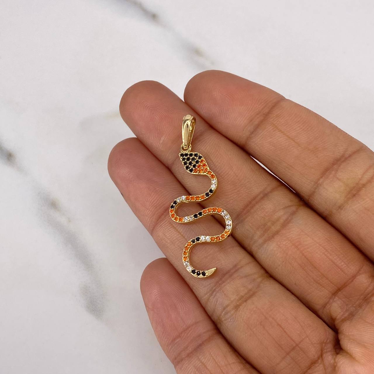 Dije Serpiente 1.85gr / 3.8cm / Circones Blancos-Negros-Naranjas Oro Amarillo 18K &