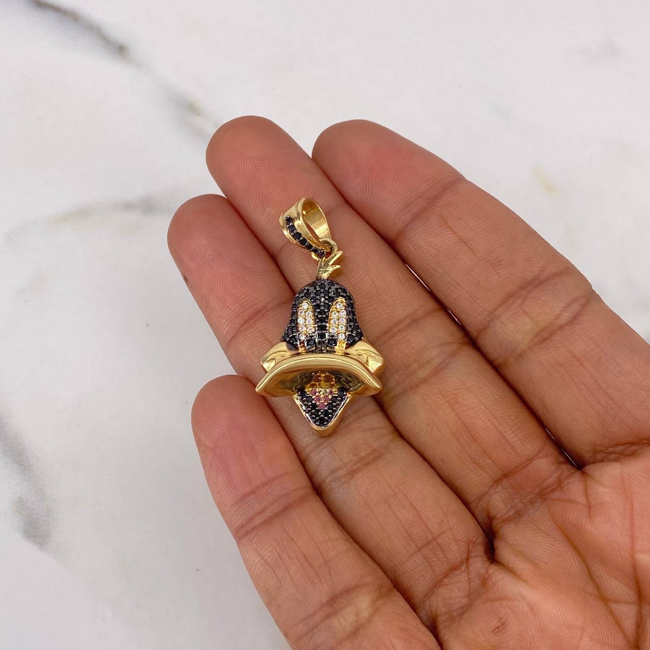Dije Pato 6.75gr / 3.6cm / Circones Blancos-Negros-Rosados Oro Amarillo 18K $