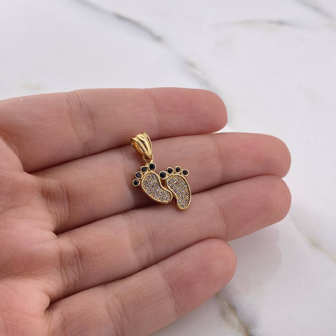 Dije Pies 1.65gr / 2cm / Circones Negros Blancos Oro Amarillo 18K $