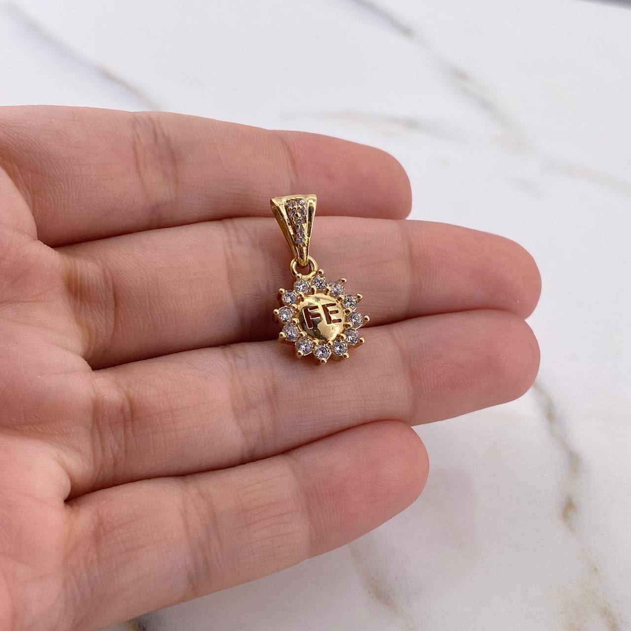 Dije Girasol Fe 2.3gr / 2.1cm / Circones Blancos Oro Amarillo 18K #
